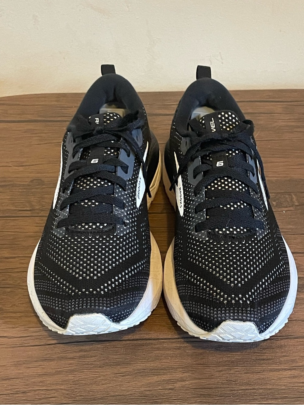 Brooks Revel 6 womens8 Black Runner Performance Sneakers